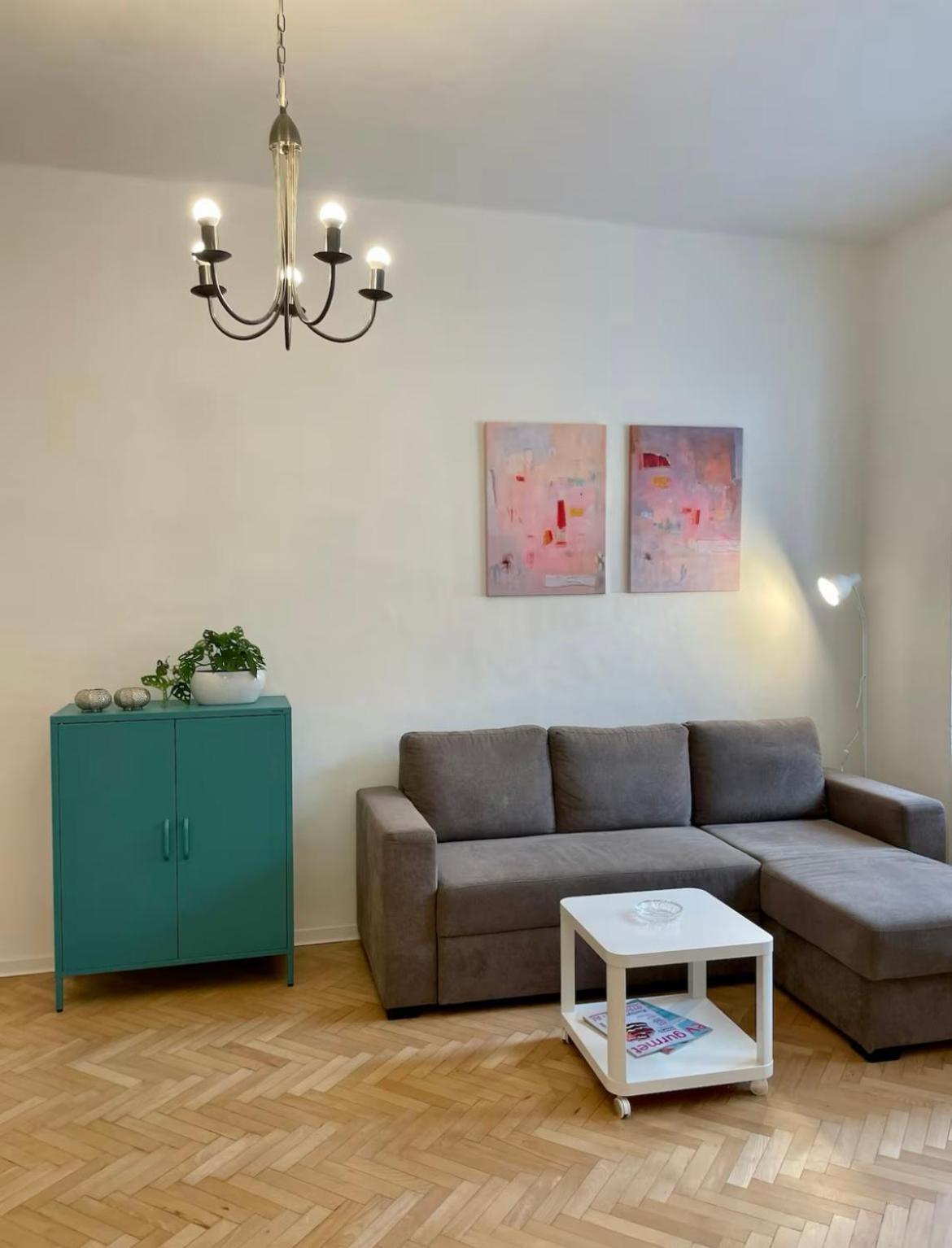 Nikki's Vintage In Old Town Apartment